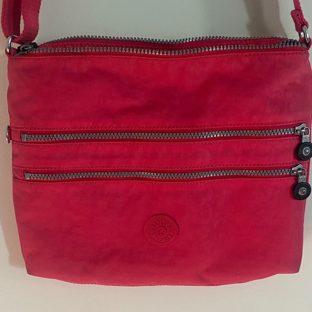 Kipling Pink Crossbody Shoulder Bag
Adjustable Strap Zipper Pockets.